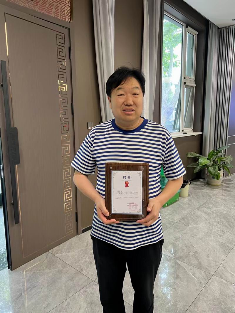 23年邢氏联谊会给邢少锋颁发副会长证书